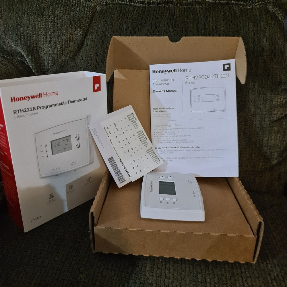 Honeywell Home RTH221B Programmable Thermostat 1 Week Basic Program - Open Box - Picture 4 of 6